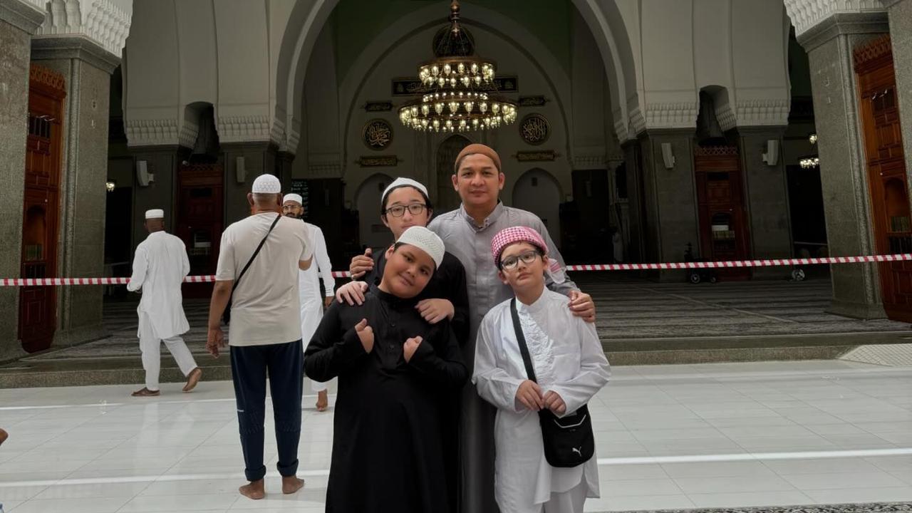 Potret Pasha Ungu dan Adelia saat Umrah Bersama Empat Anaknya di Tanah Suci
