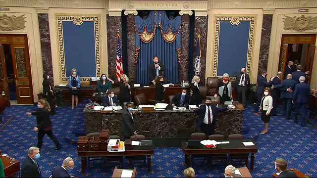 FOTO: Kepanikan Dalam Gedung Capitol Hill AS saat Diserbu Massa