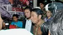 Haji Lulung ditemani kuasa hukumnya usai menjalani pemeriksaan di Bareskrim Mabes Polri, Jakarta, Kamis (30/04/2015). Haji Lulung diperiksa sebagai saksi kasus dugaan tindak pidana korupsi pengadaan UPS. (Liputan6.com/Andrian M Tunay)