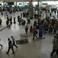 Lalu lalang penumpang di terminal keberangkatan Bandara Ataturk, Istanbul, Turki, Rabu (29/6). Sejumlah penerbangan domestik dan internasional dibatalkan atau mengalami penundaan menyusul ledakan bom yang menewaskan 42 orang (REUTERS/Goran Tomasevic)     