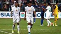 Dua pemain Persebaya Surabaya, Ruben Sanadi dan Rachmat Irianto, tertunduk lesu setelah timnya kalah telak 0-4 dari Arema FC dalam laga pekan ke-14 Shopee Liga 1 2019 di Stadion Kanjuruhan, Malang, Kamis (15/8/2019). (Bola.com/Aditya Wany)