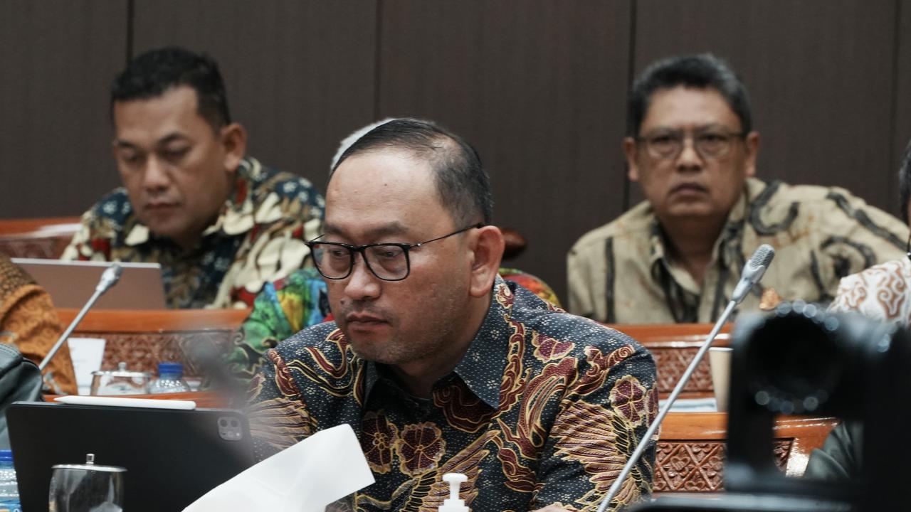 Sekretaris Jenderal Kementerian Sosial (Kemensos) Robben Rico dalam Rapat Kerja dengan Komisi VIII DPR RI terkait Pembahasan Pembicaraan Pendahuluan RAPBN TA 2025, RKP Th 2025 dan Isu-isu Aktual di Ruang Rapat Komisi VIII Gedung Nusantara II DPR RI.