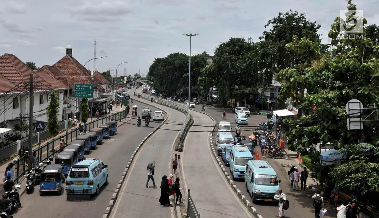Suasana di depan Stasiun Jatinegara, Jakarta Timur, Rabu (21/3). Pemprov DKI bersama Wali Kota Jakarta Timur berencana menata ulang wilayah Segitiga Jatinegara untuk dijadikan ikon wisata di Jaktim. (Merdeka.com/Iqbal S. Nugroho)