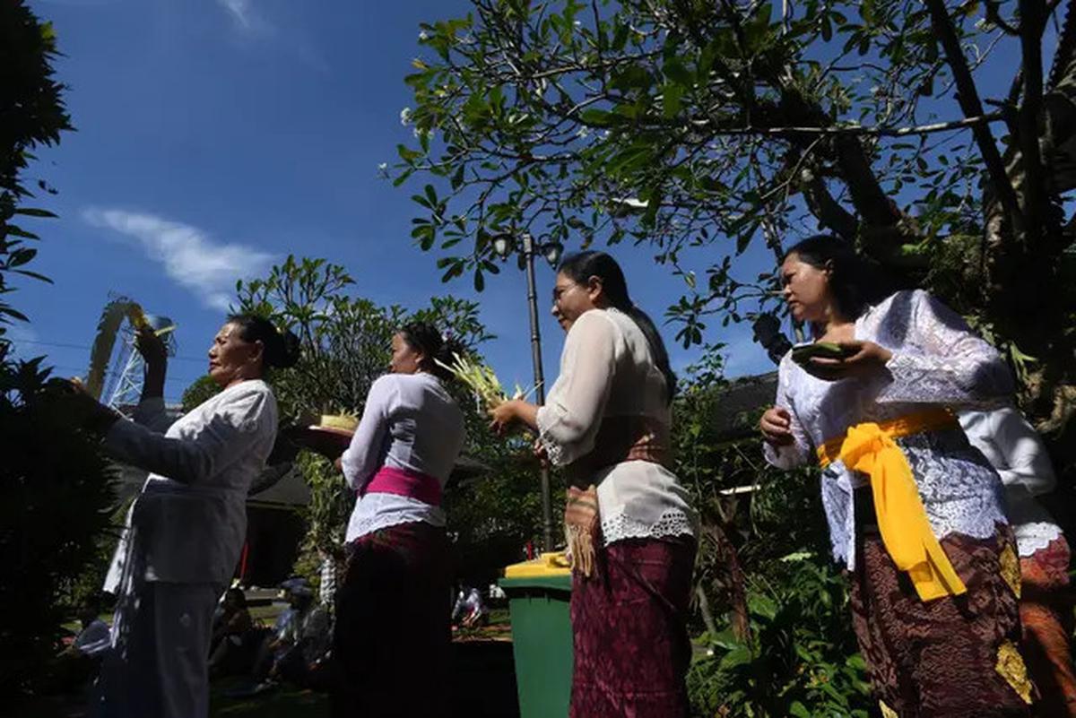 Suasana Khidmat Selimuti Perayaan Galungan di Pura Amertha Sari Cinere