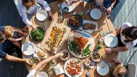 Ilustrasi buka puasa bersama. (unsplash.com/@luisabrimble)