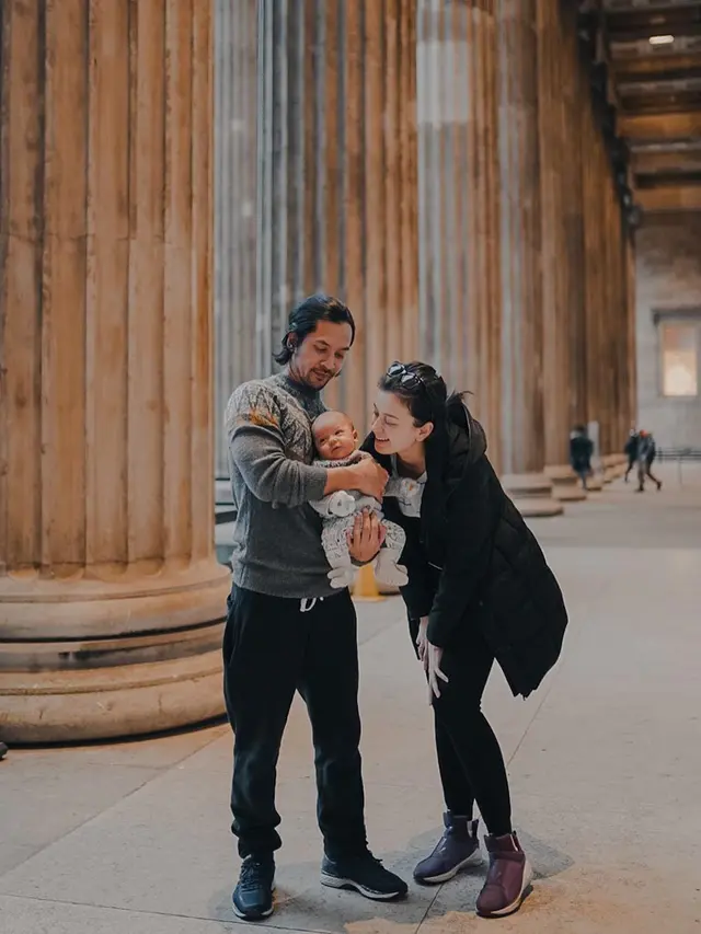 7 Momen Kimberly Ryder dan Edward Asuh Anak, Ajak Naik Bus dan Ke Museum