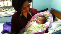 Menteri Kesehatan RI, dr. Nafsiah Mboi, Sp.A, MPH, ditodong untuk memberikan nama bagi seorang bayi cantik, saat berkunjung ke Kep. Riau.