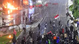 Hujan yang turun dengan cukup deras sekitar pukul 18:00 WIB seketika membubarkan aksi massa dan mahasiswa. (merdeka.com/Arie Basuki)