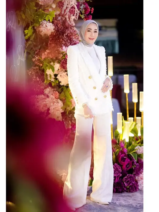 <p>Pesona yang berbeda ketika Erin terlihat mengenakan outfit formal. Dengan nuansa workwear yang kental, Erin terlihat mengenakan innerwear, yang ditumpuknya dengan blazer wol, dan celana panjang, serta heels, yang semuanya berwarna putih. Foto: Instagram.</p>