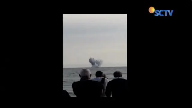 Sebuah pesawat jet eurofighter dari angkatan udara Italia jatuh ke laut saat melakukan akrobatik udara.