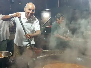 Pakar kuliner Bondan Winarno 'Maknyus' berpose mengaduk masakan di sebuah rumah makan. Pakar sekaligus presenter kuliner Bondan Winarno meninggal dunia pada Rabu (29/11) pukul 09.05 pagi. (Intagram/maknyusbw)