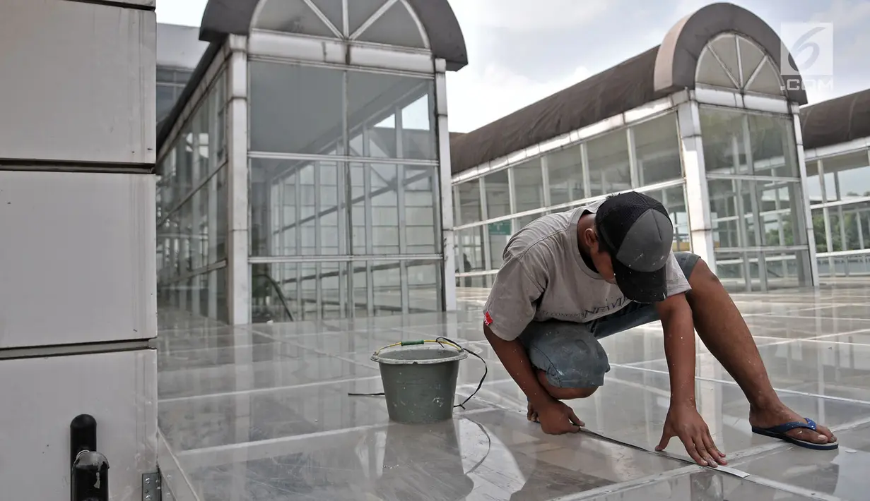 Pekerja menyelesaikan renovasi bagian atap di Terminal Manggarai, Jakarta, Selasa (4/9). Dinas Perhubungan DKI mulai merenovasi sarana dan prasarana di Terminal Manggarai setelah berbulan-bulan rusak dan terbengkalai. (Merdeka.com/Iqbal S Nugroho)