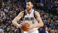 Center veteran, Andrew Bogut, berencana bergabung dengan Cleveland Cavaliers sebagai free agent pada pekan ini. (NBA.com)