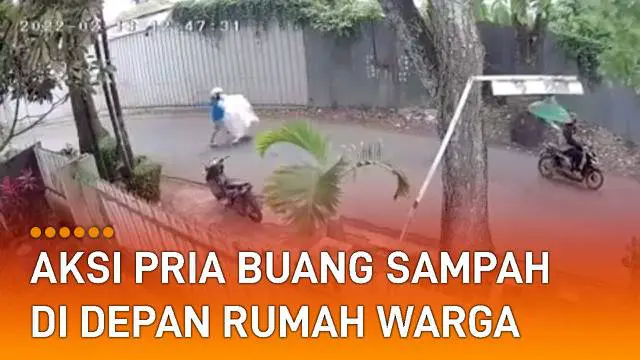 Tiba-tiba salah seorang pelaku membawa sampah besar berwarna putih menyebrang jalan dan langsung melemparkannya sembarangan.