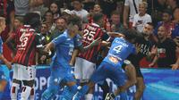 Laga Liga Prancis pada pekan ketiga antara tuan rumah Nice menghadapi Marseille yang digelar di Allianz Riviera Stadium, Senin (23/8/2021) dini hari WIB terpaksa dihentikan pada menit ke-77 akibat terjadinya kerusuhan antara suporter dengan pemain. (Foto: AFP/Valery Hache)