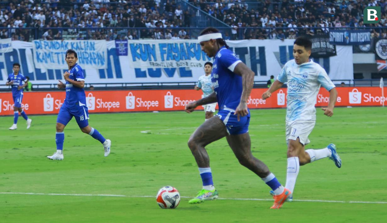 Pemain Persib Bandung, Ramon Tanque mencoba melewati pemain PSIM Yogyakarta, Ezequiel Vidal pada pertandingan pekan ke-31 BRI Super League 2025/2026di Stadion Gelora Bandung Lautan Api, pada Senin (4/5/2026) sore WIB. (Bola.com/Erwin Snaz)