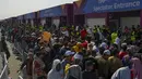 Penggemar mengantre di luar Stadion Al Janoub di Wakrah, dengan harapan mendapatkan tiket pertandingan sepak bola semifinal Piala Dunia 2022 antara Prancis vs Maroko, Selasa (13/12/2022). Partai hidup mati akan tersaji antara timnas Prancis melawan Maroko pada babak semifinal Piala Dunia 2022 di Stadion Al Bayt, Kamis (15/12) dini hari WIB. (AP Photo/Francisco Seco)