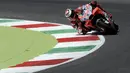 Pebalap Ducati Jorge Lorenzo, saat beraksi di MotoGP Italia di Sirkuit Mugello, Minggu (3/6/2018). Lorenzo finis dengan catatan waktu 41 menit 43,230 detik. (AFP/Filippo Monteforte)