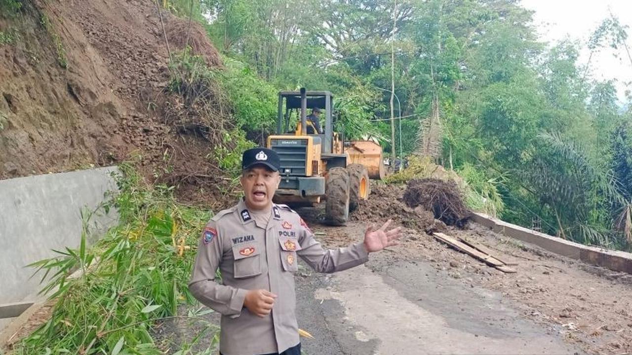 Petugas Gabungan Turunkan Alat Berat Buka Kembali Jalur Selatan Cianjur Pasca Longsor