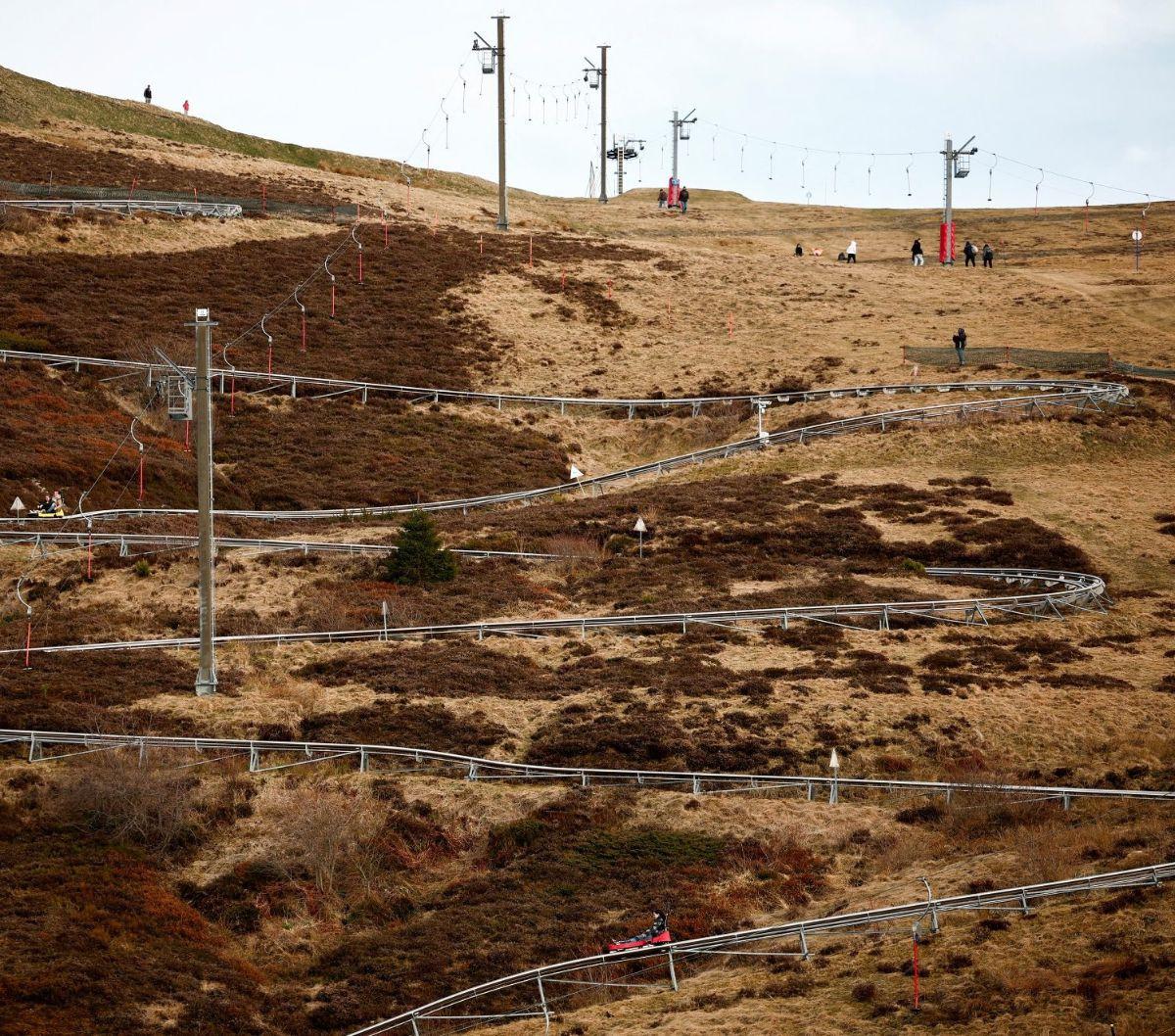 Pemandangan resor ski Hautacam di Beaucens, Hautes-Pyrenees, Prancis, pada 20 Februari 2024.&nbsp;Resor ski Hautacam yang biasanya ramai wisatawan kini menghadapi musim dingin yang kelam.&nbsp;REUTERS/Stephane Mahe&nbsp;