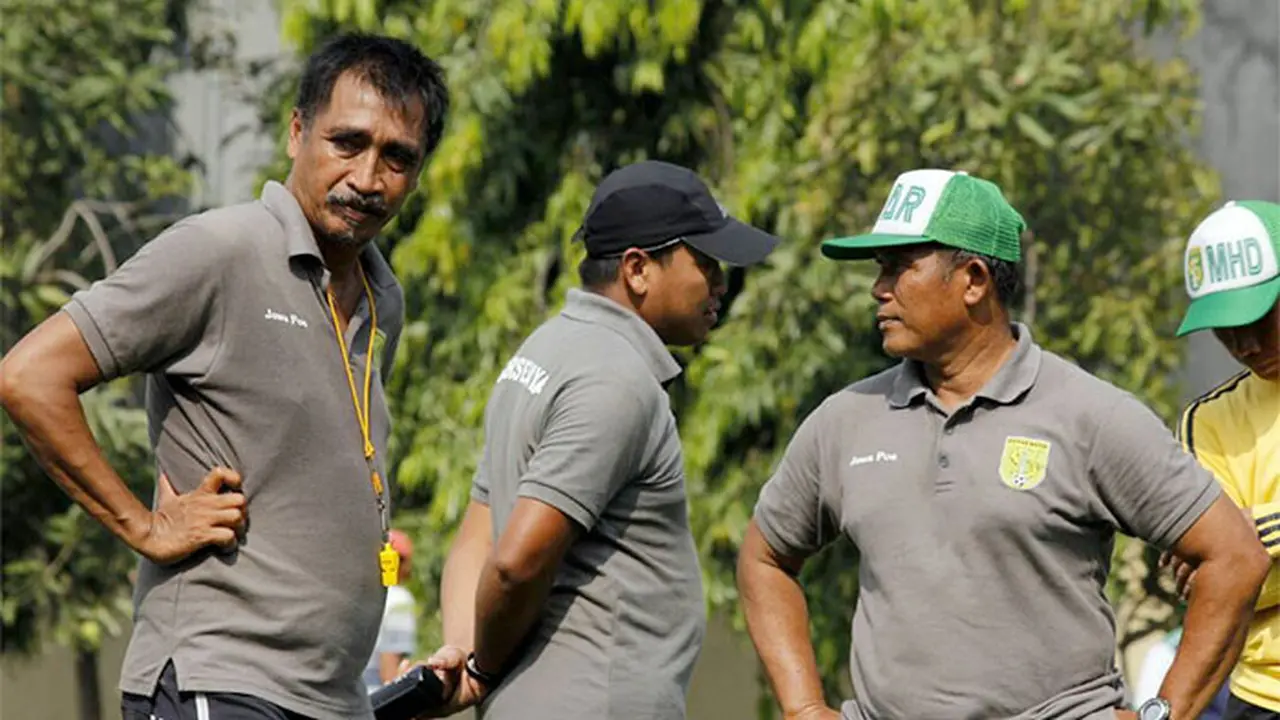 Asisten pelatih Persebaya Ahmad Rosyidin