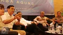 Menkpolhukam Luhut Binsar Panjaitan (kedua kiri) memberikan pemaparan dihadapan Asosiasi Pengusaha Indonesia (Apindo) di Jakarta, Senin (21/9/2015). Pertemuan tersebut membahas kondisi keamanan dan ekonomi di Indonesia. (Liputan6.com/Angga Yuniar)