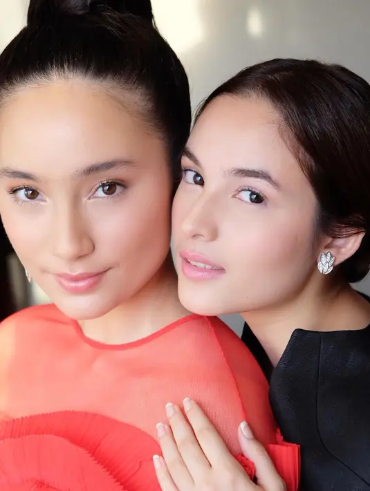 Nah, melihat foto ini, setuju kan kalau Tatjana dan Chelsea memiliki wajah yang mirip? Terutama di bagian mata dan hidung keduanya yang sama-sama mancung. (Instagram/ryanogilvy)