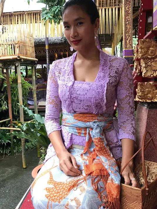 Banyak yang menjadi alasan saat tinggal jauh dari Ibu Kota. Salah satunya adalah demi pembelajaran buah hati dari pernikahannya. Beberapa potret menunjukkan, Happy sering mengikuti adat Bali. (Instagram/happysalma)