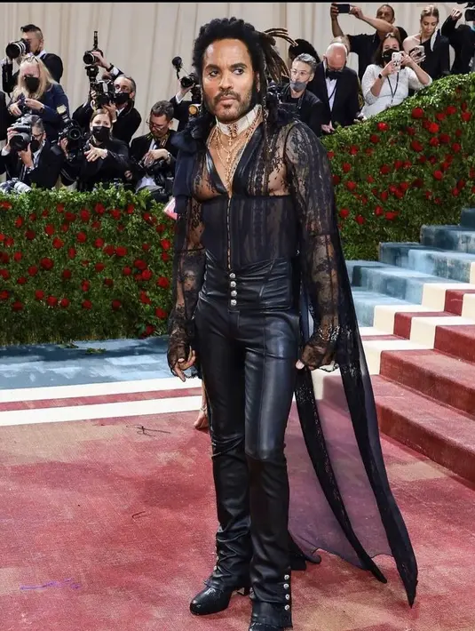 <p>Lenny memutuskan tampil bertema punk alih-alih "In America: An Anthology of Fashion", dengan mengenakan korset renda tipis, lengan renda bordir dan jubah renda. (Instagram/lennykravitzgermany).</p>