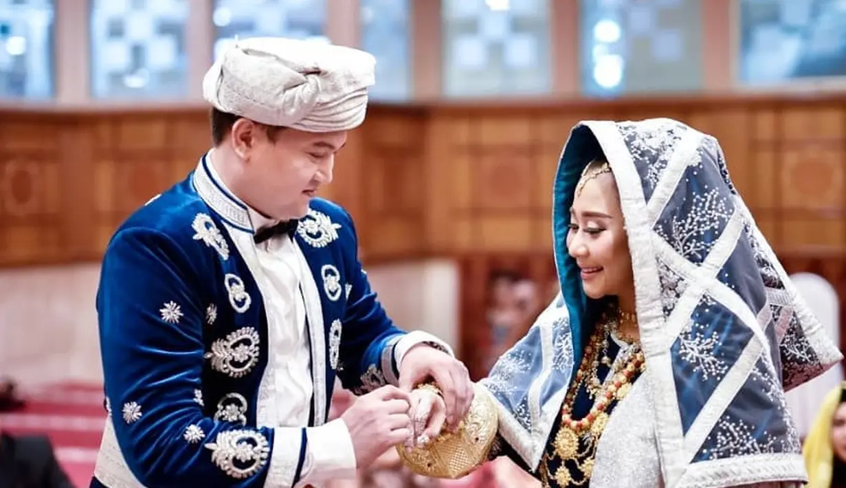Chikita Meidy telah resmi dinikahi Indra Aditya pada 8 Juli 2018 lalu. Sudah menjadi istri dari Indra, Chikita mengaku kaget dan menemukan hal-hal baru yang ternyata belum  diketahui sebelumnya. (Instagram/chikitameidy)