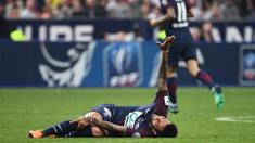 Bek Paris Saint-Germain asal Brasil, Daniel Alves kesakitan saat melawan Les Herbiers pada laga Piala Prancis di Stade de France, Saint-Denis, (8/5/2018). Alves terancam gagal ikut Piala Dunia 2018. (AFP/Franck Fife)