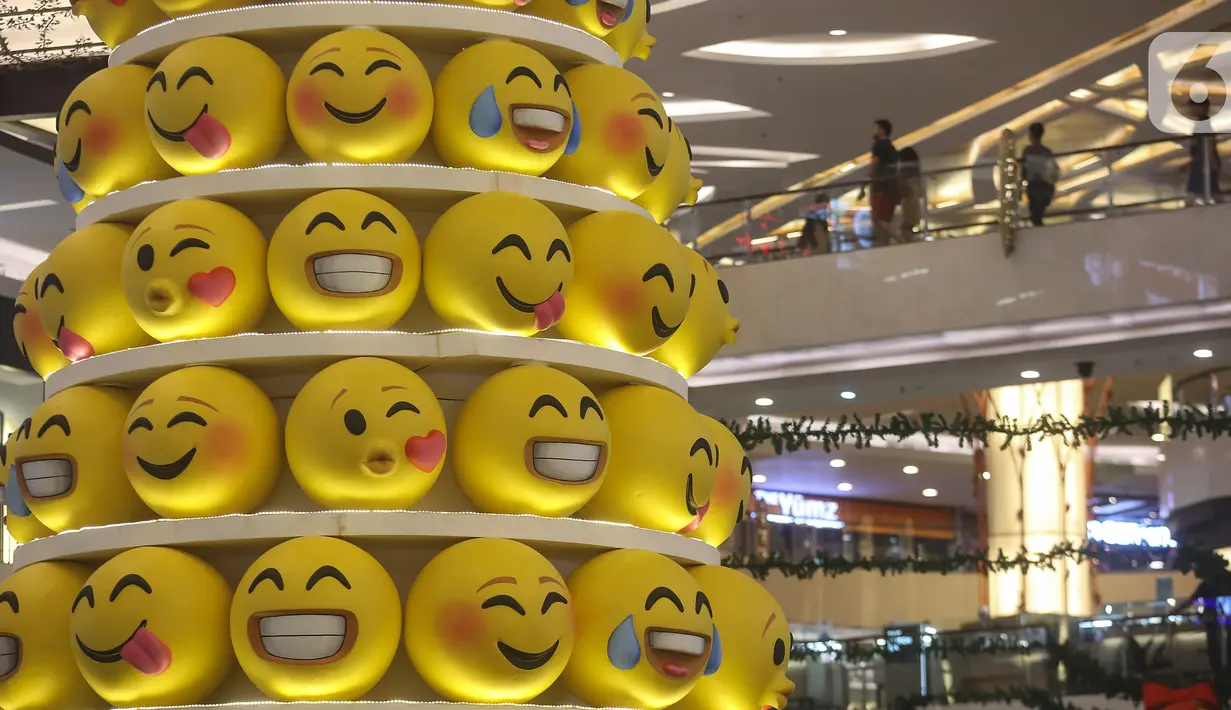 Pohon Natal dengan konsep Joypixels Emoji menghiasi atrium Lippo Mall Kemang,  Jakarta Sabtu (14/12/2019). Pohon yang terdiri atas 200 Joypixels Emoji mengajak keluarga merasakan pengalaman pada liburan natal dan tahun baru. (Liputan6.com/Fery Pradolo)