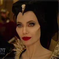 Angelina Jolie menggunakan lipstik merah mencolok untuk Maleficent. Tampilannya bisa kamu sontek untuk halloween look (Foto: instagram/disneymaleficent)