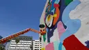 Aksi Tarsila Schubert saat membuat mural di Museum Seni Terbuka, Kota Amman, Yordania, Kamis (29/9). (REUTERS/Muhammad Hamed)