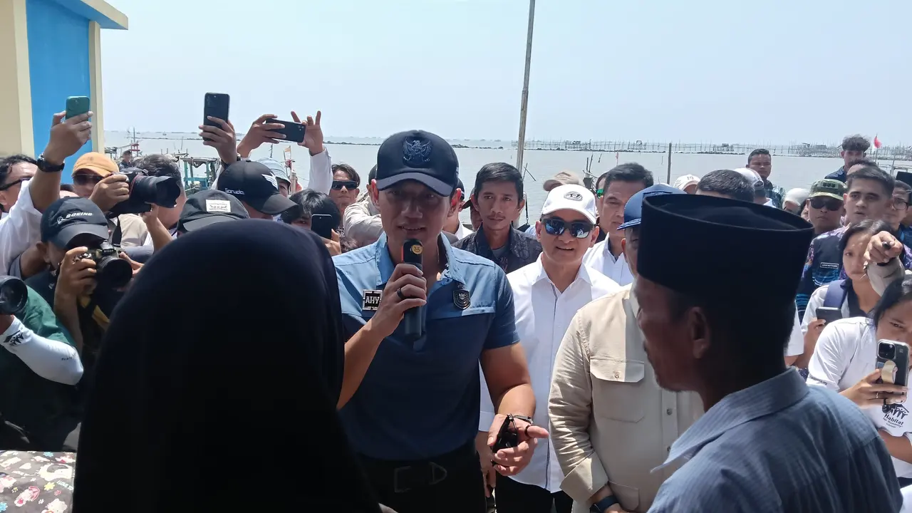 Kendarai Sendiri Mobil Dinasnya, AHY Datangi Perumahan Nelayan di Banten
