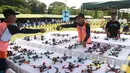 Sejumlah drone dipersiapkan sebelum acara FAI Drone Racing World Cup di Denpasar di pulau resor Indonesia Bali (7/4). Indonesia Drone Racing World Cup 2018 digelar selama tiga hari hingga Minggu 8 April 2018 mendatang. (AFP Photo/Sonny Tumbelaka)