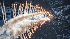 Helikopter Super Puma Cougar melakukan atraksi mengeluarkan "flare" atau suar selama demonstrasi penerbangan Angkatan Udara Swiss di Axalp, 10 Oktober 2018. (Photo by Fabrice COFFRINI / AFP)