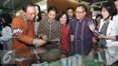 Menteri BUMN Rini M Soemarno di dampingi Dirut Bank BTN, Maryono melihat maket saat acara HUT KPR BTN di Menara BTN, di Jakarta Selasa (14/12). (Liputan6.com/Angga Yuniar)