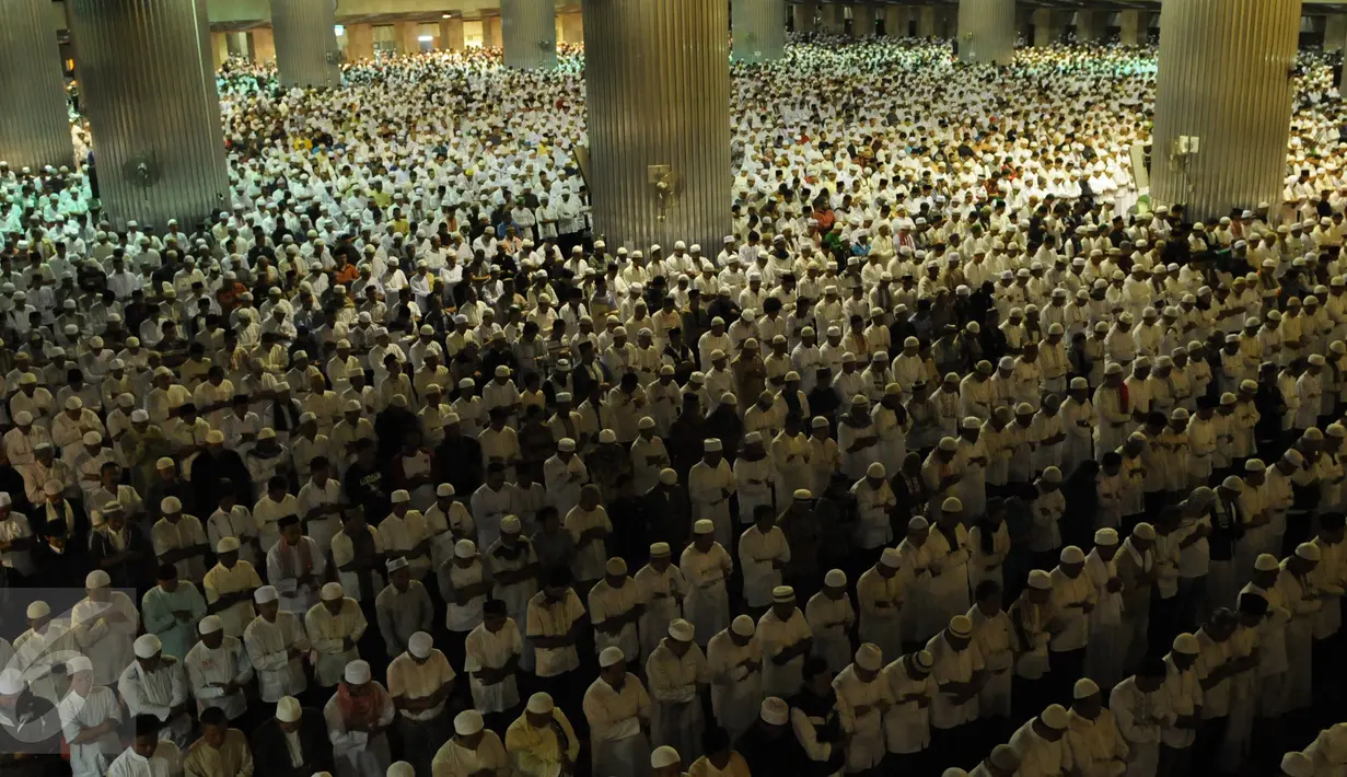 Puluhan ribu peserta demo 2 Desember menunaikan ibadah salat subuh berjamaah di Masjid Istiqlal, Jakarta, Jumat (2/12). Mereka kebanyakan telah tiba di Masjid Istiqlal sejak malam hari. (Liputan6.com/Gempur M Surya)