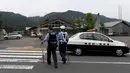 Petugas kepolisian berjalan menuju lokasi serangan penusukan sarana difabel Tsuki Yamayuri-en di Sagamihara, barat Tokyo, Selasa (26/7). 19 orang tewas dalam serangan yang dilakukan seorang pria dengan menggunakan pisau. (Toshifumi Kitamura/AFP)