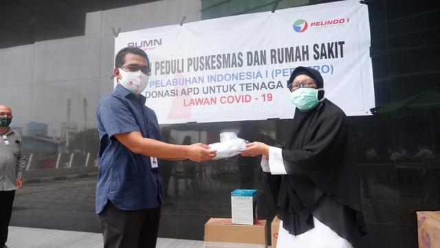 Direktur Teknik Pelindo 1 menyerahkan bantuan Alat Pelindung Diri (APD) pada tiga Rumah Sakit Rujukan Covid-19 di Sumatera Utara dan delapan Puskesmas di wilayah Medan Utara