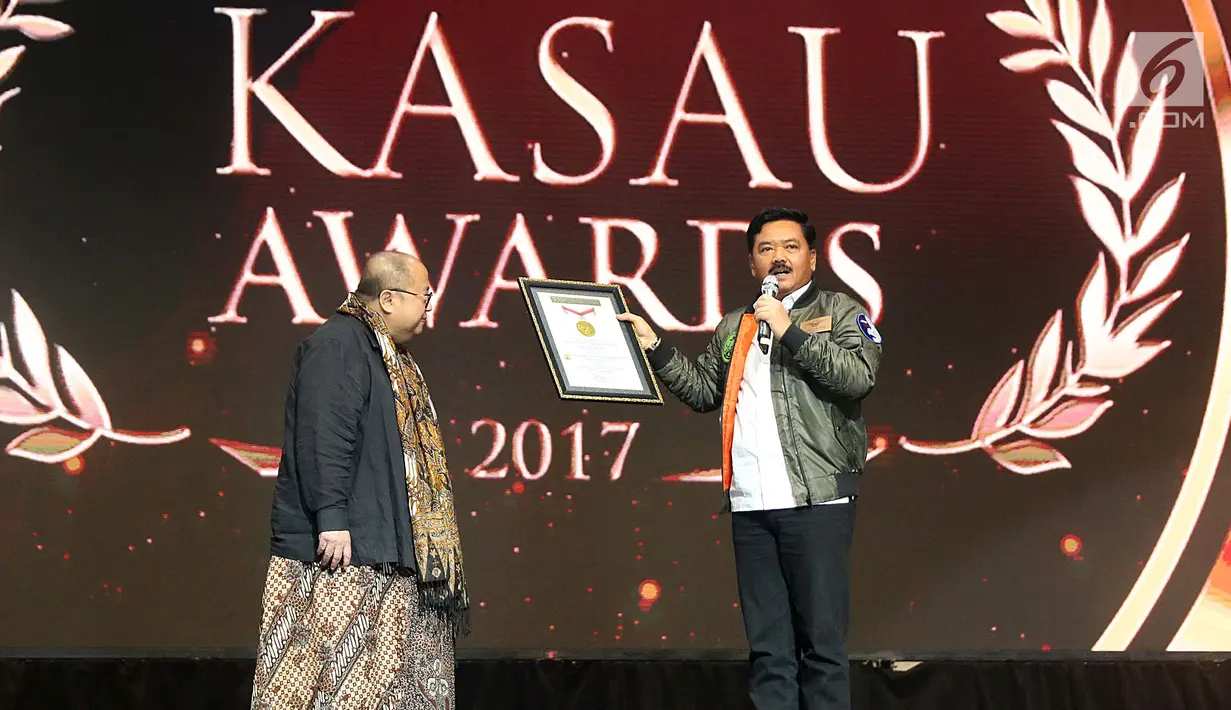 Kepala Staf TNI Angkatan Udara (Kasau) Marsekal TNI Hadi Tjahjanto (kanan) menerima Piagam Penghargaan MURI dari Jaya Suprana pada malam Anugerah Jurnalistik KASAU Awards 2017 di Jakarta, Sabtu (25/11). (Liputan6.com/Angga Yuniar)
