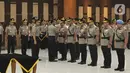 Kapolri Jenderal Pol Idham Azis saat memasangkan lencana kepada sejumlah perwira saat serah terima jabatan  di Mabes Polri Jakarta, Senin (16/12/2019). Komisaris Jenderal Firli Bahuri dari jabatan semula Kepala Baharkam Polri menjadi Analis Kebijakan Baharkam Polri. (Liputan6.com/Johan Tallo)