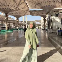 Maia Estianty mengunggah banyak fotonya saat menjalani ibadah umrah di media sosialnya.[instagram/maiaestiantyreal]