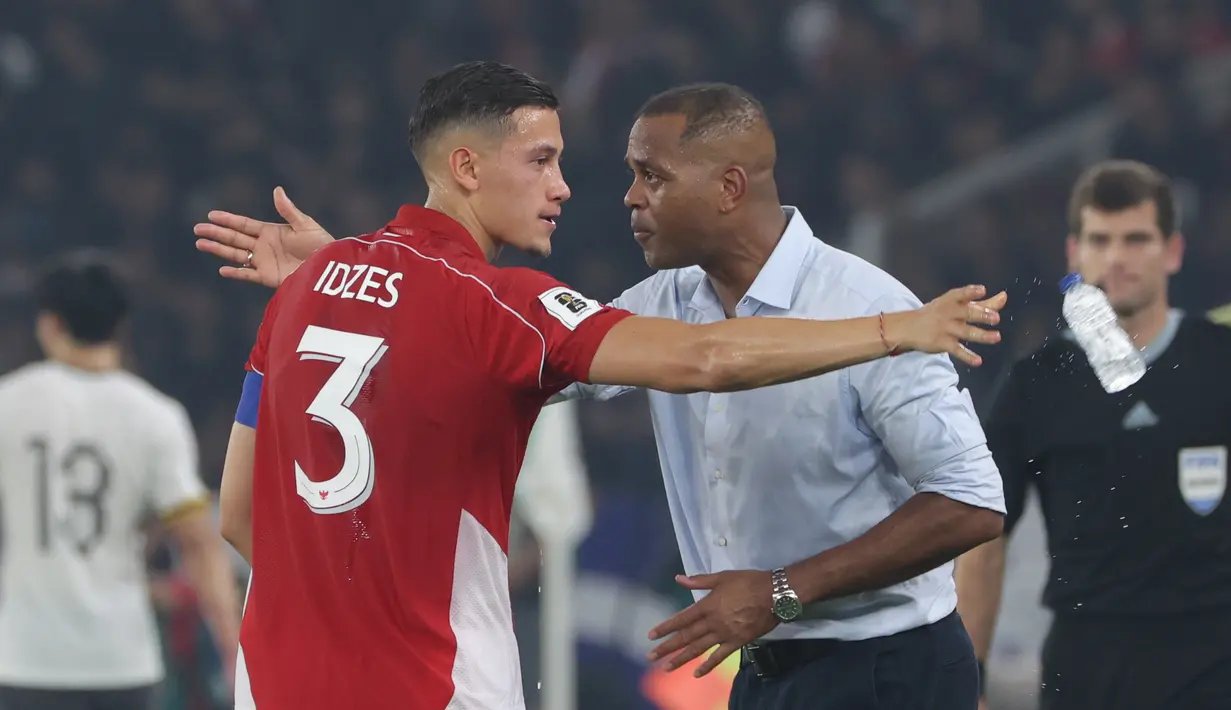<p>Kapten&nbsp;Timnas Indonesia,&nbsp;Jay Noah Idzes (kiri),&nbsp;berdiskusi dengan pelatih Patrick Kluivert&nbsp;saat laga melawan&nbsp;China dalam laga Kualifikasi Piala Dunia 2026 zona Asia di Stadion Utama Gelora Bung Karno (SUGBK) Senayan, Jakarta, Kamis (5/6/2025). (Bola.com/M. Iqbal Ichsan)</p>