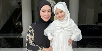 Anak-anak selebriti tak luput dari menjadi perhatian. Begitu juga dengan Khalisa anak Kartika Putri dan Habib Usman bin Yahya. Bocah yang baru berusia tiga tahun itu mencuri perhatian karena sudah puasa seharian penuh. [Instagram/kartikaputriworld]