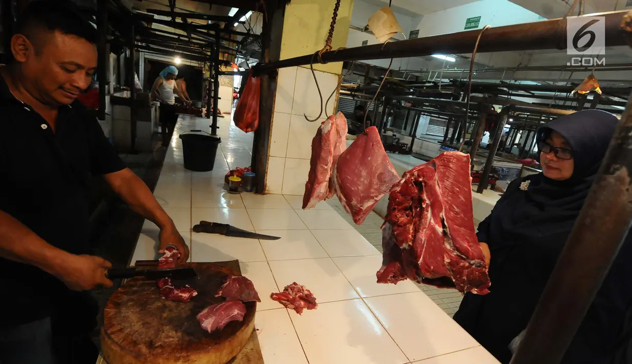Pedagang daging melayani pembeli di pasar induk Kramat Jati, Jakarta, Jumat (26/4). Kementerian Perdagangan siap menjaga harga dan ketersediaan barang kebutuhan pokok menjelang Puasa dan Lebaran 2019. (Liputan6.com/Herman Zakharia)