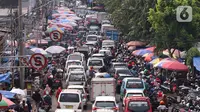Suasana kendaraan yang terjebak kemacetan di Pasar Kebayoran Lama, Jakarta, Jumat (22/5/2020). Meski DKI Jakarta tengah memberlakukan PSBB, masih banyak masyarakt yang menyerbu Pasar Kebayoran Lama untuk berbelanja kebutuhan Lebaran. (Liputan6.con/Angga Yuniar)