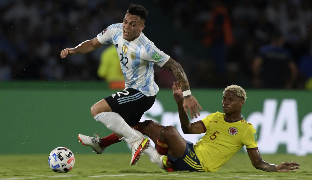 Argentina tampil menekan sejak awal pertandingan meski tanpa sang bintang andalan, Lionel Messi. Namun, kombinasi antara Angel Di Maria dan Papu Gomez belum berhasil memberikan suplai bola yang matang ke Lautaro Martinez (kiri). (AFP/Juan Mabromata)