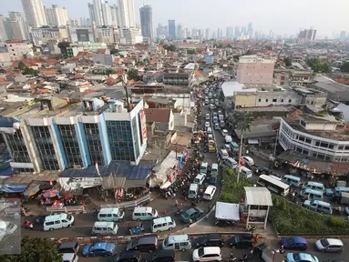 Suasana kemacetan di kawasan Tanah Abang, Jakarta, Jumat (16/9). Kurangnya pengawasan membuat kawasan tersebut kembali semrawut akibat banyaknya PKL serta angkutan umum yang mengetem sembarangan. (Liputan6.com/Immanuel Antonius)